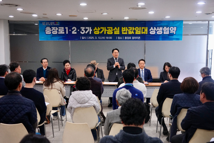 강기정 광주광역시장은 12일 오후 동구 충장로 갤러리존에서 열린 민선8기 제43회 정책소풍에 참석, 충장로1‧2‧3가 상인 간담회에서 상권활성화 발전방안 등을 논의하고 있다. 광주시 제공