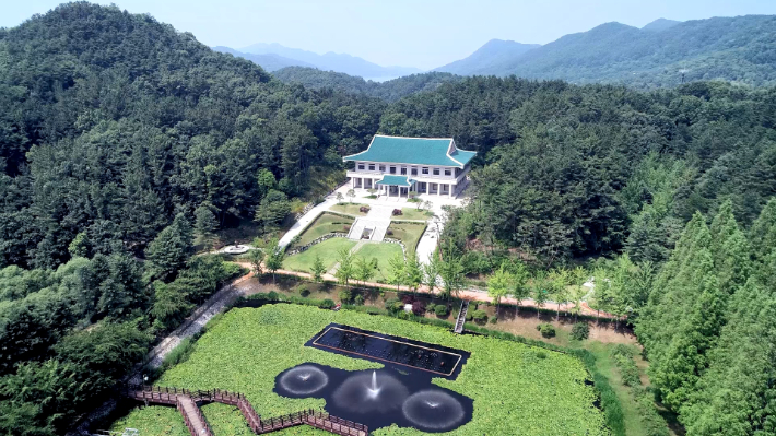 청남대 봉황탑에서 본 대통령기념관. 충북도 제공