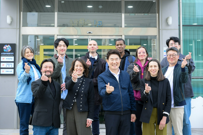 노관규 시장과 케나즈·오노 웹툰 기업 관계자, 프랑스·가봉 웹툰 작가들이 12일 순천 글로벌웹툰센터 앞에서 기념촬영을 하고 있다. 순천시 제공