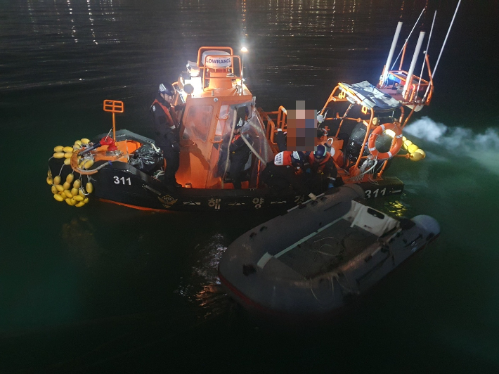 밀입국 시도에 사용된 고무보트를 확인하는 해경 모습. 인천해양경찰서 제공