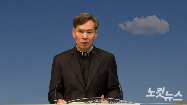 장례 예배에서 벌교 영송교회 최여렙 목사가 설교하고 있다. 전남CBS