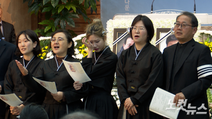 조가를 부르고 있는 유족들. 전남CBS