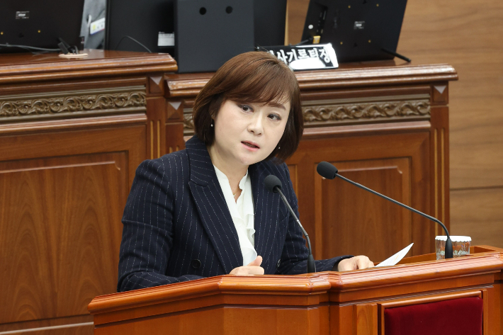 시정질의하는 김묘정 창원시의원. 창원시의회 제공