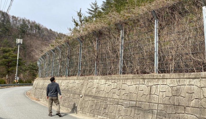 울진군 공무원이 급경사지를 점검하고 있다. 울진군 제공