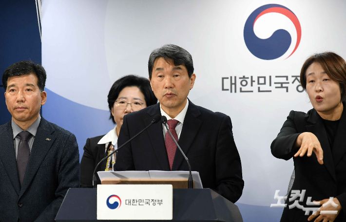 이주호 사회부총리 겸 교육부 장관이 지난 7일 오후 서울 종로구 정부서울청사에서 의과대학 학생 복귀 및 교육 정상화 관련 브리핑을 하고 있다. 박종민 기자