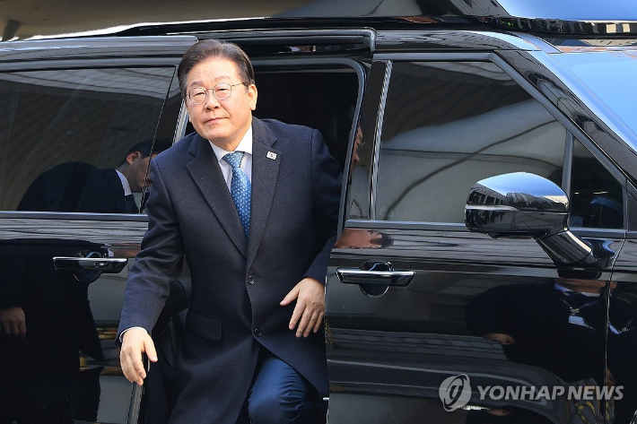 (서울=연합뉴스) 신현우 기자 = 더불어민주당 이재명 대표가 26일 서울고등법원에서 열린 공직선거법 위반 혐의 사건 2심 5차 공판에 출석하기 위해 차량에서 내리고 있다. 2025.2.26 nowwego@yna.co.kr 연합뉴스