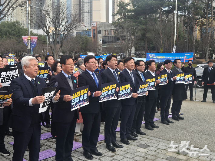 더불어민주당 소속 전북지역 주요 선출직을 비롯한 당원 1천여 명은 12일 오후 전북도청 앞에서 모여 헌법재판소의 신속한 윤석열 대통령 파면 결정을 촉구했다. 남승현 기자