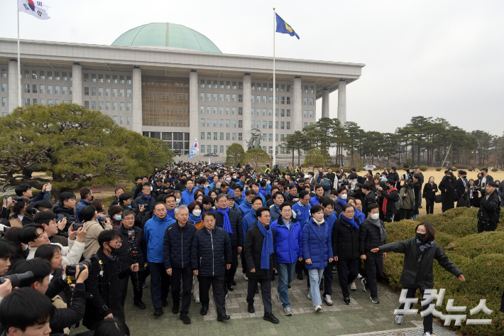 더불어민주당 박찬대 원내대표와 의원들이 12일 서울 여의도 국회 본청 앞에서 내란수괴 윤석열 파면 촉구  도보행진 출정식을 가진 뒤 광화문을 향해 행진하고 있다. 윤창원 기자