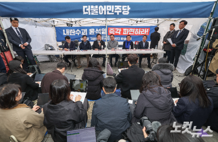 더불어민주당 이재명 대표가 12일 서울 종로구 경복궁 앞 천막 농성장에서 열린 국난극복을 위한 시국간담회에서 모두발언을 하고 있다. 류영주 기자