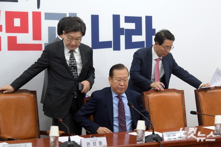비상대책위원회의 참석하는 권영세-권성동