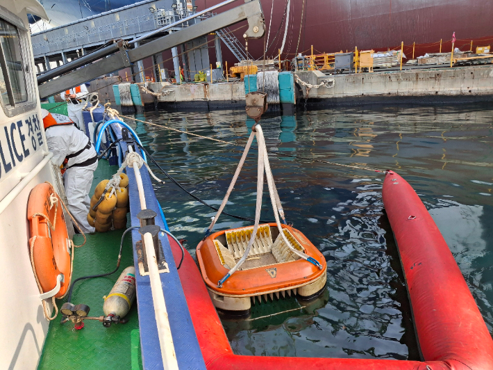 부산해경이 12일 오전 영도 봉래동 물양장에서 발생한 유조선 폐유 유출 사고에 대해 방제 작업을 벌이고 있다. 부산해양경찰서 제공