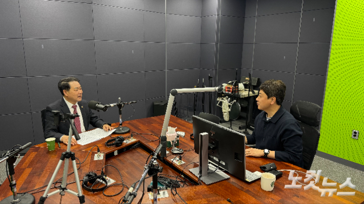 강원CBS.강원영동CBS 시사프로그램 <최진성의 위클리오늘>에 출연한 강원특별자치도의회 김시성 의장. 최진성 아나운서