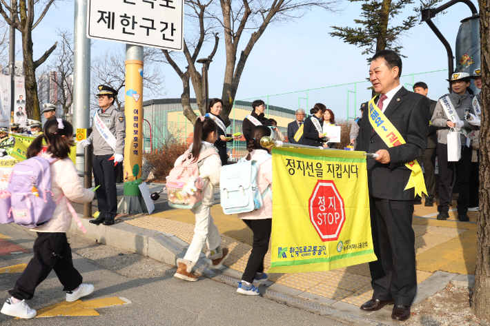 민관 합동 개학기 어린이 안전 캠페인. 강원특별자치도의회 제공