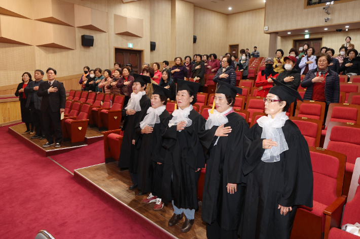 지난 12일 동해시 평생학습관에서 열린 '제4회 초등학력인정 문해교육 졸업식'. 동해시 제공