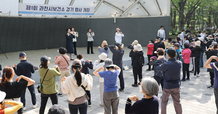 신계용 과천시장이 시민들과 함께 체조를 하고 있는 모습. 과천시 제공
