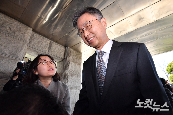 헌법재판소에서 탄핵소추안이 기각되면서 직무에 복귀한 최재해 감사원장이 13일 오전 서울 종로구 감사원으로 출근하고 있다. 류영주 기자