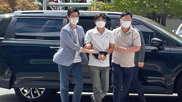 지난 2021년 간첩 혐의를 받는 '자주통일 충북동지회' 조직원 손모(47)씨가 구속 전 피의자 심문(영장실질심사)을 위해 법정에 출석하고 있는 모습. 연합뉴스