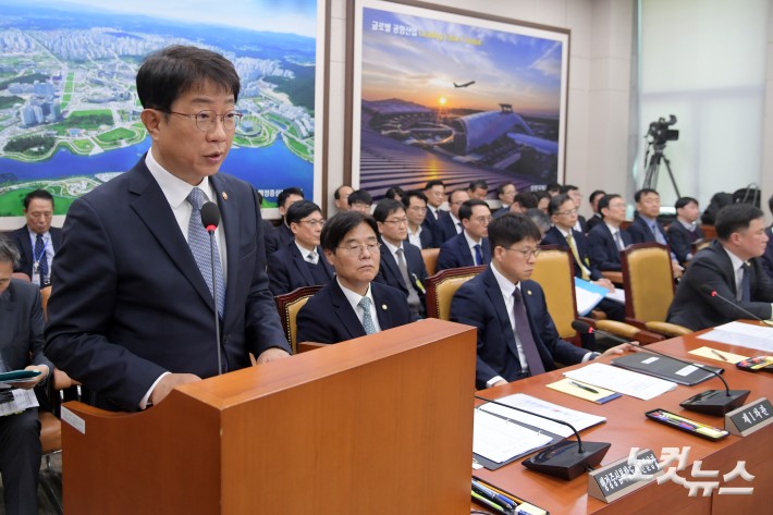 박상우 국토교통부 장관이 13일 서울 여의도 국회에서 열린 국토교통위원회 전체회의에서 발언을 하고 있다.
