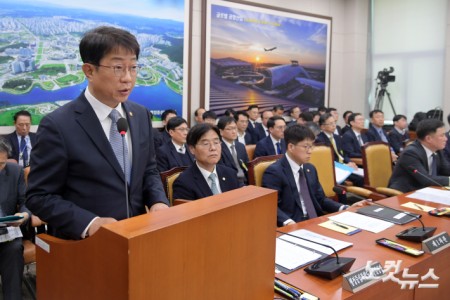 박상우 국토교통부 장관이 13일 서울 여의도 국회에서 열린 국토교통위원회 전체회의에서 발언을 하고 있다.