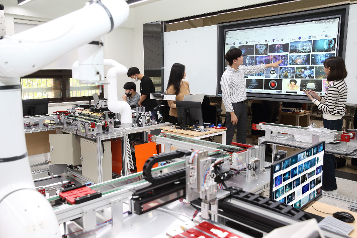 계명대는 2025학년도 신입생 전원에게 ChatGpt 플랫폼을 제공하고 AI 활용 능력을 높일 계획이다. AI를 활용해 수업을 하고 있다. 계명대 제공