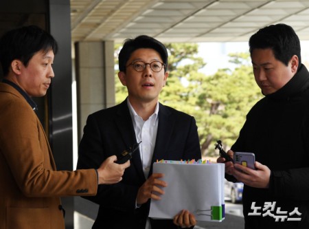 서울시장 보궐선거 여론조사 문건 가져온 김병민 정무부시장