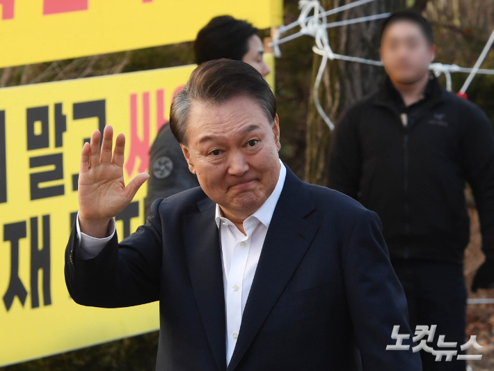 법원의 구속 취소 결정에 검찰이 항고를 포기하면서 석방된 윤석열 대통령이 8일 오후 경기 의왕 서울구치소에서 나와 지지자들에게 인사를 하고 있다. 의왕=황진환 기자
