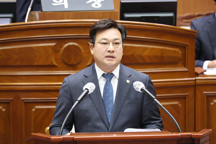 전주시의회 최명권 의원이 13일 제418회 임시회 2차 본회의에서 시정 질문하고 있다. 전주시의회 제공