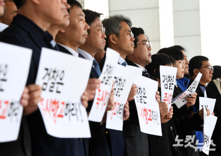 더불어민주당 박찬대 원내대표가 13일 오전 서울 서초구 대검찰청에서 '검찰 즉시항고 촉구' 기자회견을 갖고 검찰규탄 발언을 하고 있다. 황진환 기자