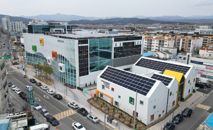 포은흥해도서관 및 흥해아이누리플라자 전경. 포항시 제공