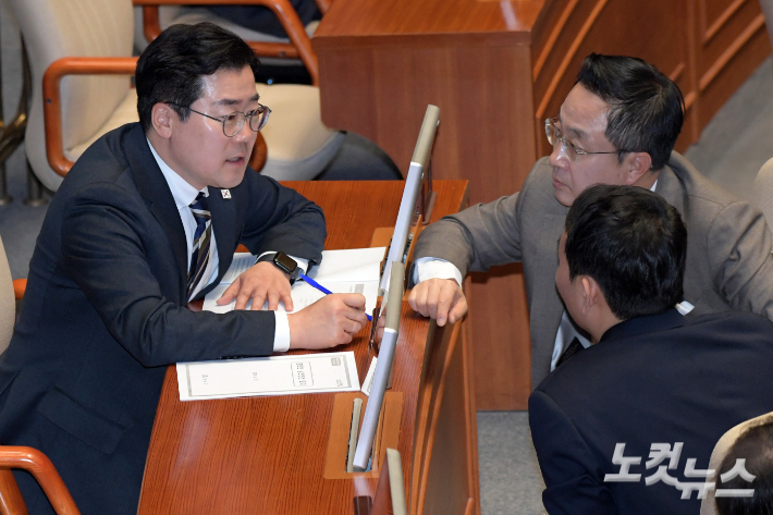 13일 서울 여의도 국회에서 열린 제423회국회(임시회) 제1차 본회의에서 더불어민주당 박찬대 원내대표가 박성준 원내수석부대표, 김용민 원내정책수석부대표와 대화를 하고 있다. 윤창원 기자