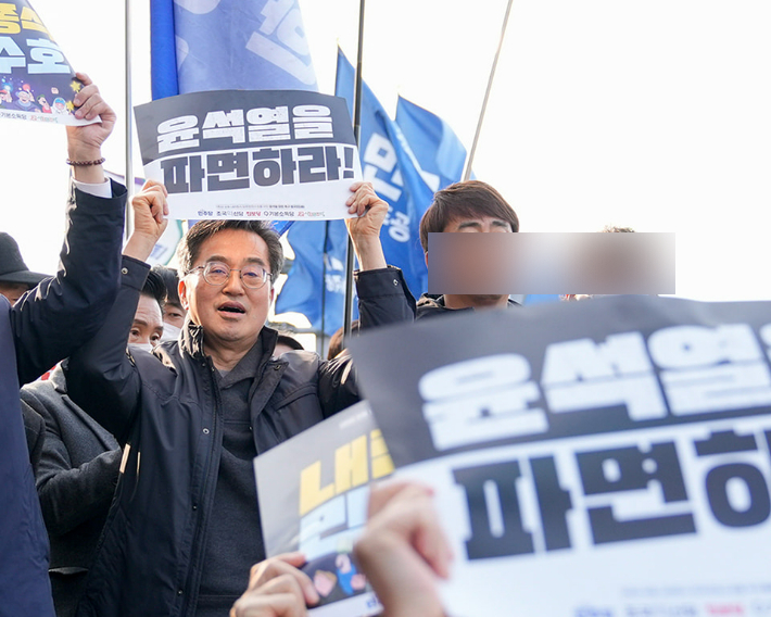 김동연 지사가 윤석열 대통령 탄핵 집회에서 구호를 외치고 있다. 김 지사 페이스북 캡처