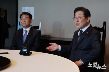 이재명 더불어민주당 대표와 이광재 전 국회 사무총장이 13일 서울 여의도의 한 음식점에서 만나 대화를 나누고 있다. 2025.3.13