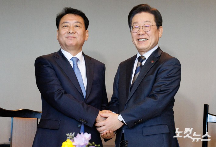 악수하는 이재명-이광재