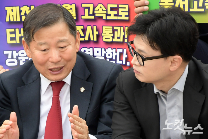 국민의힘 이철규 의원과 한동훈 전 대표. 윤창원 기자