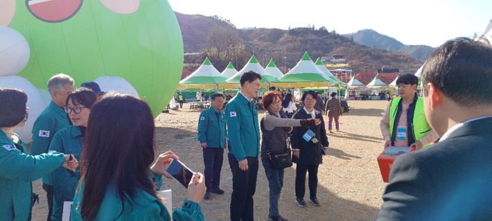 행정안전부 황기연 예방정책국장이 13일 광양매화축제장을 찾아 안전관리 상황을 점검하고 있다. 광양시 제공 