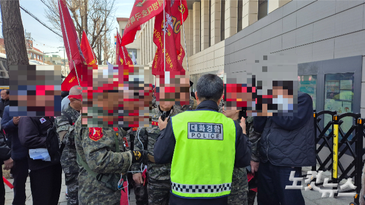 해병대전우회가 13일 서울지하철 3호선 안국역 인근에서 삭발식을 진행하고 헌법재판소 정문 앞으로 이동하는 중 대화경찰이 현장 질서 등을 관리하고 있다. 송선교 수습기자