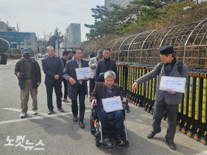 한울회 사건 피해자들이 기자회견을 마친 뒤 재심 촉구 탄원서를 법원에 전달하기 위해 이동하고 있다. 송주열 기자