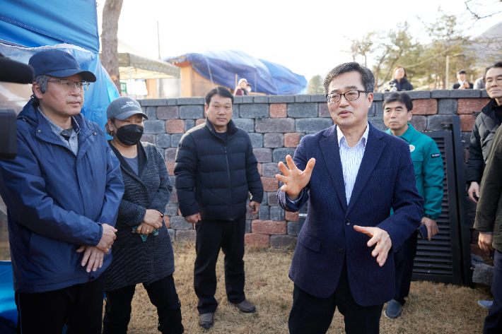 김동연 경기도지사가 13일 포천 노곡리 오폭사고 현장을 6일 만에 다시 찾아 수습상황을 점검했다. 경기도 제공