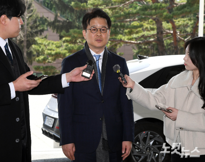 헌법재판소가 이창수 서울중앙지검장 등 검사 3인에 대한 국회의 탄핵 소추를 기각한 13일 오후 이 지검장이 서울 서초구 중앙지검으로 출근하며 취재진의 질문에 답하고 있다. 이 지검장은 지난해 12월 5일 헌재에 탄핵안이 접수된지 98일 만에 직무에 복귀하게 됐다. 황진환 기자