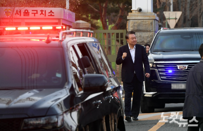 법원의 구속 취소 결정에 검찰이 항고를 포기하면서 석방된 윤석열 대통령이 8일 오후 경기 의왕 서울구치소에서 나와 지지자들에게 인사를 하고 있다. 의왕=황진환 기자