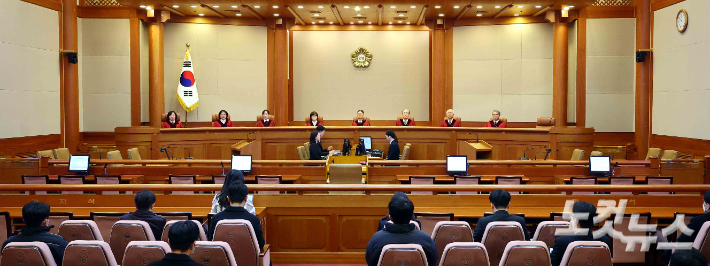 이창수 중앙지검장 등 검사 3인 및 최재해 감사원장에 대한 탄핵심판이 열린 13일 오전 서울 종로구 헌법재판소 심판정에서 헌법재판관들이 자리에 앉고 있다. 류영주 기자
