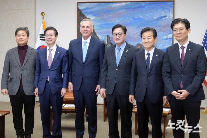 우원식 국회의장이 14일 서울 여의도 국회 의장 접견실에서 케빈 매카시 미국 전 하원의장, 한미의원연맹 조경태·정동영·조정훈·김영배 의원과 기념촬영을 하고 있다.