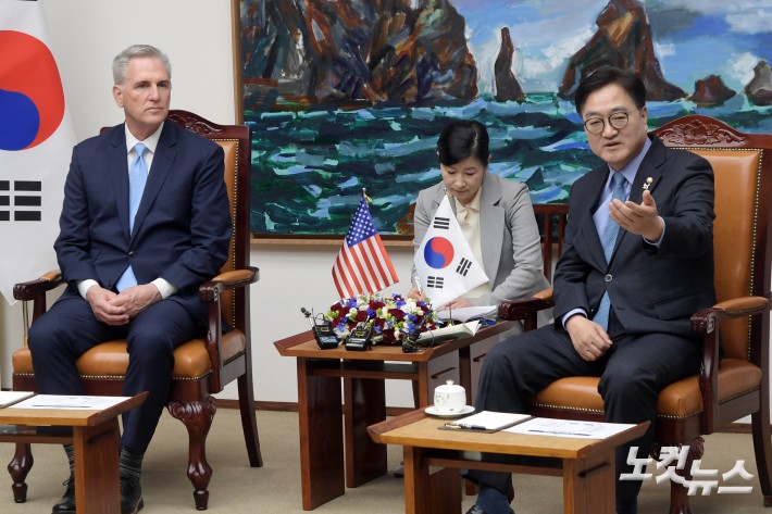 우원식 국회의장이 14일 서울 여의도 국회 의장 접견실에서 케빈 매카시 미국 전 하원의장을 접견하고 있다.