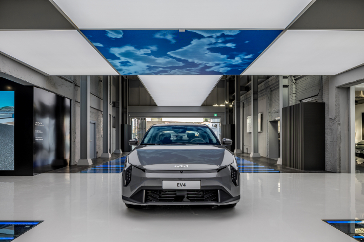 '기아 언플러그드 그라운드' 내 전시된 'EV4'의 모습. 기아 제공