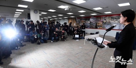 취재진 앞에 선 홈플러스 사장