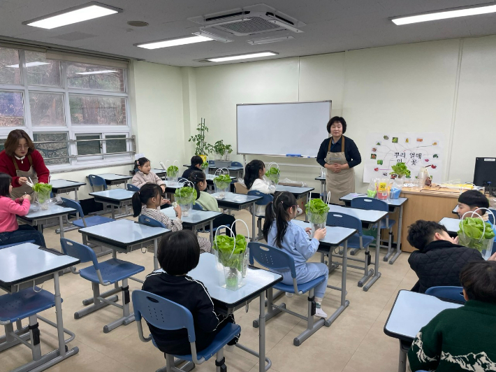 광주시 농업기술센터는 오는 7월까지 광주 학운초등학교에서 늘봄학교와 연계한 '어린이 농업체험 프로그램'을 운영한다. 광주시 제공 