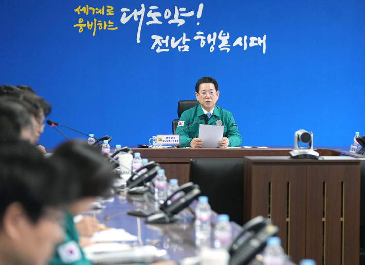 김영록 전라남도지사가 14일 오전 도청 재난상황실에서 영암군 한우농장 구제역 발생에 따른 긴급 방역대책 점검 회의를 주재하고 있다. 전남도 제공