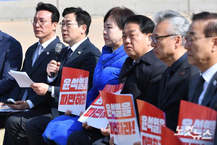 최고위원회의 모두발언하는 박찬대 원내대표