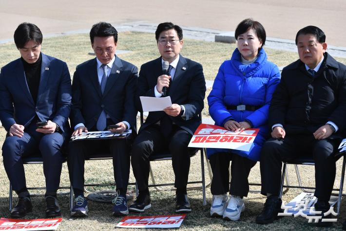 최고위 모두발언하는 박찬대 원내대표