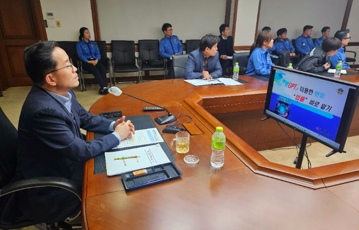 한상철 해경교육원장이 AI 활용 방안에 대한 설명을 듣고 있다. 해경교육원 제공